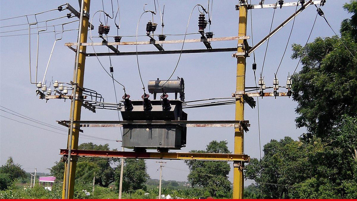 కోనసీమలో ట్రిపుల్ రైడింగ్ ప్రాణాంతకం.. ట్రాన్స్‌ఫార్మర్‌ను ఢీకొని ఇద్దరు యువకులు మృతి